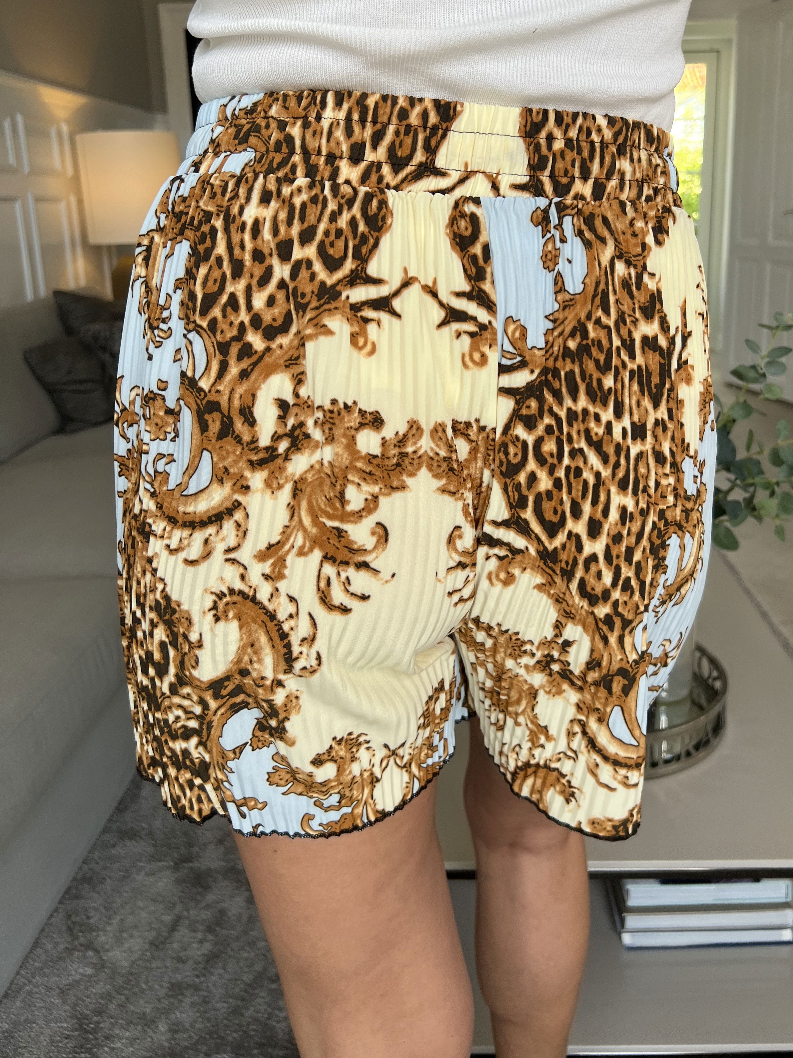 Sophia Short - Søde plisseret shorts med elastikkant